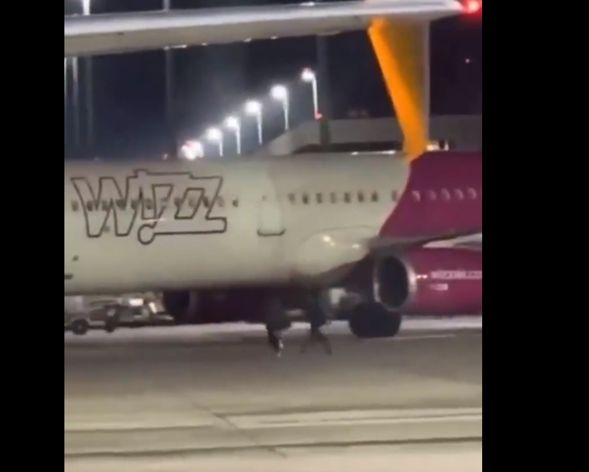 Doi români au forțat o ieșire de urgență și au alergat după un avion Wizz Air pe pista aeroportului din Köln