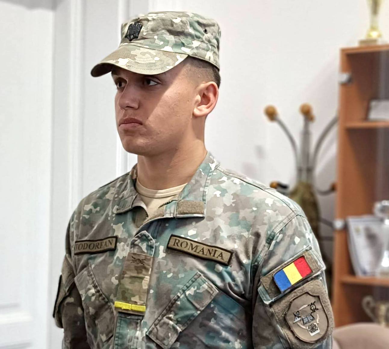 Cel mai tânăr elev al Școlii Militare de Maiștri din Sibiu a depus jurământul într-o ceremonie specială, la o lună după colegi. Nu avea încă 18 ani