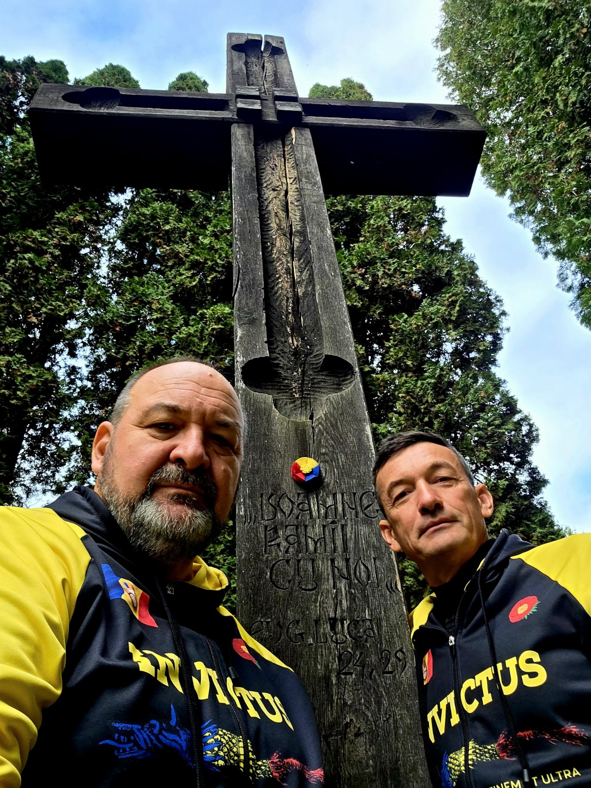 Doi ofițeri sibieni au mers până în Austria și au oprit la fiecare cimitir în care se odihnesc ostași români. „Am fost pe la mormintele celor pe care nu-i vizităm niciodată”