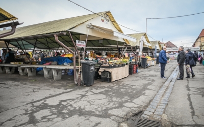 Se scumpesc din nou tarifele la piețele din Sibiu. La începutul acestui an producătorii transmiteau: „Să scadă tarifele, să vină oamenii la piață!”. Accesul în Obor crește la 2 lei