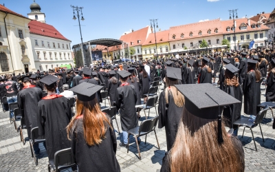 Majoritatea absolvenților ULBS speră la un prim salariu între 3 și 5 mii de lei, 90% vor să rămână în Sibiu și mai puțin de 1% ar pleca din țară. Studiu despre piața muncii