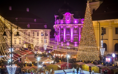 Cumpărături de Crăciun: Primăria Sibiu și-a instalat pe sediu sistem de iluminat cu 50.000 de euro, cea din Mediaș pregătește pungi colindătorilor de peste 37.000 de euro