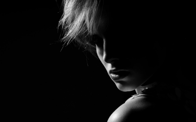 O adolescentă din Sibiu are nevoie de acordul judecătorilor pentru a merge la școală. E acuzată de tâlhărie și e în arest la domiciliu. Poate ieși din casă doar  8 ore și 45 de minute, de luni până vineri