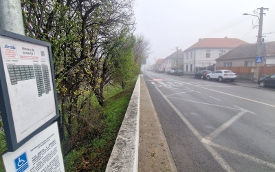 Cine-a pus călătorul în drum? În Sibiu a fost amenajată stație de autobuz în intersecție. Primăria spune că a amplasat elemente de siguranță care nu există, Poliția cere un trotuar