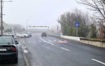 Cine-a pus călătorul în drum? În Sibiu a fost amenajată stație de autobuz în intersecție. Primăria spune că a amplasat elemente de siguranță care nu există, Poliția cere un trotuar