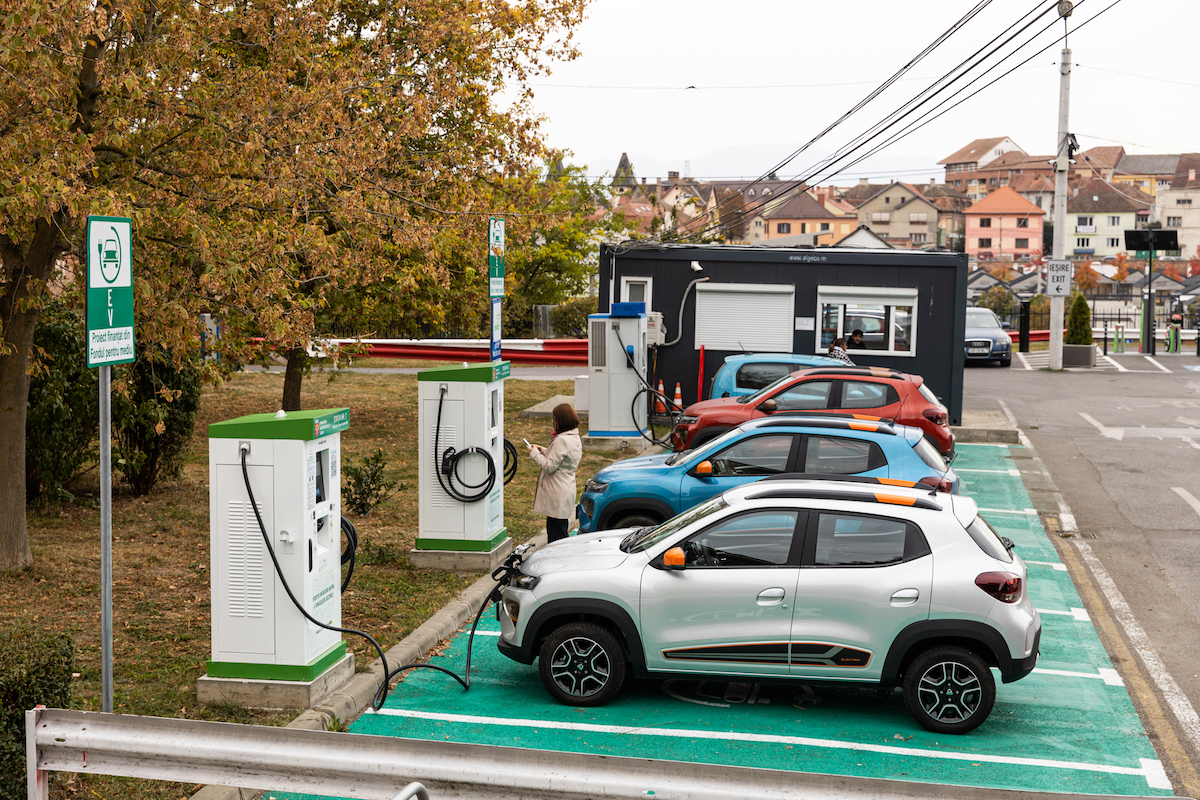 Primăria Sibiu dublează prețul pentru încărcarea mașinilor electrice la stațiile din oraș