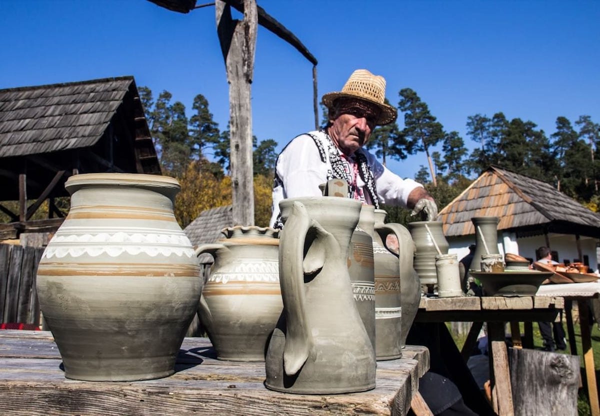 Meșteri olari, tâmplari și dulgheri vor susține ateliere în weekend, în Muzeul Astra