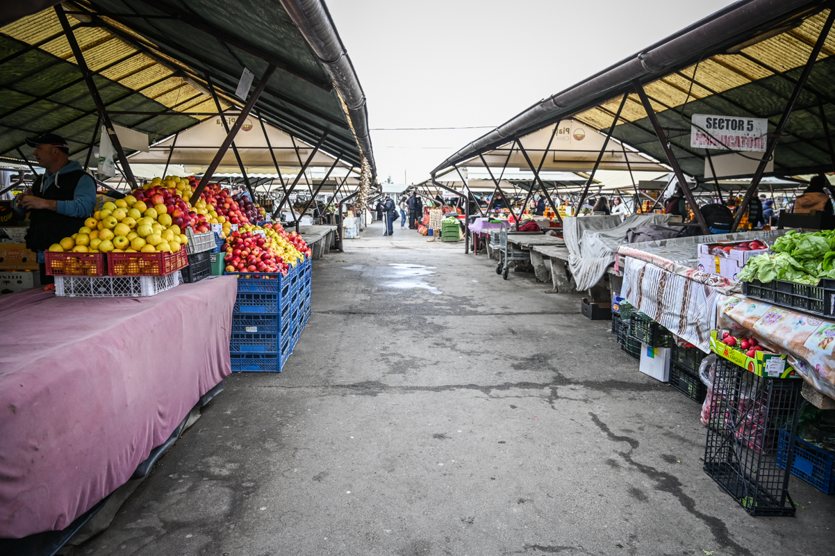 Licitaţie pentru închirierea spaţiilor şi terenurilor libere din pieţele agroalimentare din Sibiu precum şi spaţii pentru comerţul stradal de legume, fructe şi flori