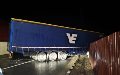 Accident la Scoreiu: un TIR a blocat tot drumul, după ce a lovit o casă și a doborât un gard