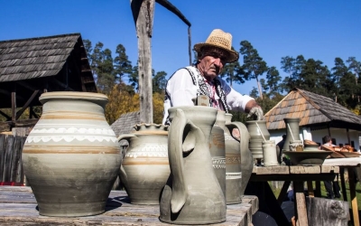 Meșteri olari, tâmplari și dulgheri vor susține ateliere în weekend, în Muzeul Astra