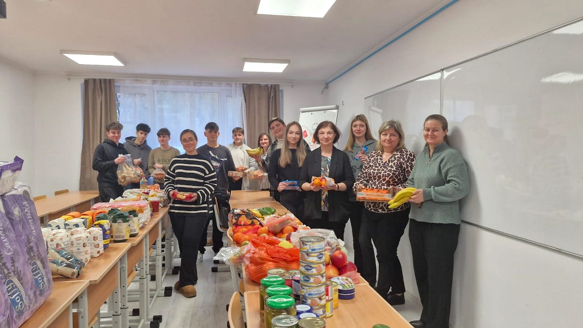 Solidaritate la Colegiul Economic. Elevii și profesorii au donat produse pentru persoanele vulnerabile de la „Adăpostul de Noapte” Sibiu