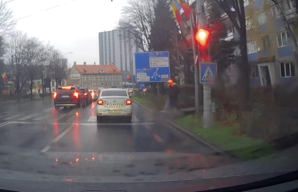 VIDEO Un polițist sibian a rămas fără carnet pentru o lună, după o postare pe Facebook. A trecut ”pe roșu”