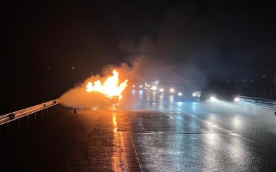 Foto / Video: Mașină în flăcări pe autostradă. Au fost anunțate autoritățile