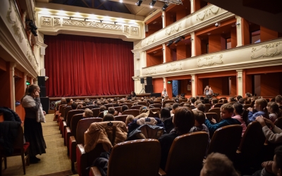 A fost concediat al 14-lea instrumentist din cadrul Filarmonicii Sibiu, cu o vechime de 20 de ani. Sindicatul: „O acțiune concertată”. Conducerea: „Au agresat, sechestrat, amenințat și șantajat”