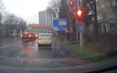 VIDEO Un polițist sibian a rămas fără carnet pentru o lună, după o postare pe Facebook. A trecut ”pe roșu”