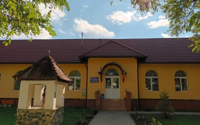 Școlile din comuna Roșia, dotate cu mobilier, materiale didactice și echipamente digitale