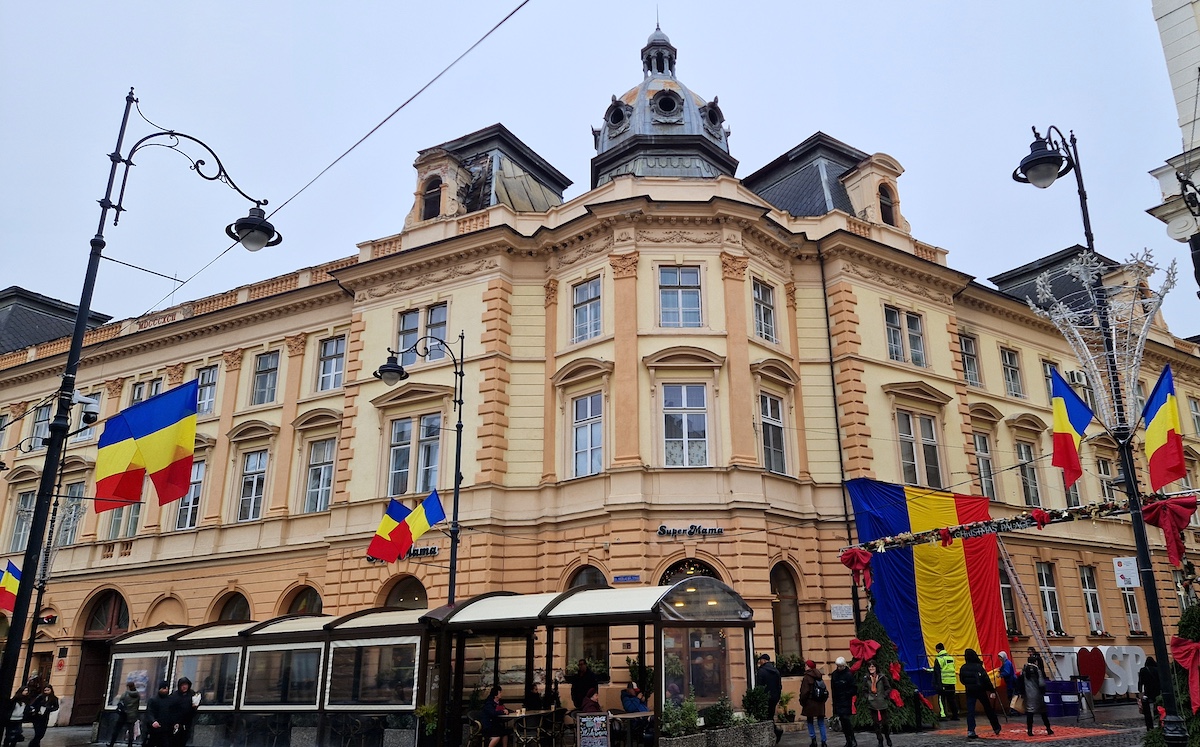 „Putem spune așa: cade clădirea”: sediul Consiliului Dirigent, unde luni se depun coroane de Ziua Națională, dat exemplu de pericol în centrul Sibiului. „Nu știu cum strângem banii”