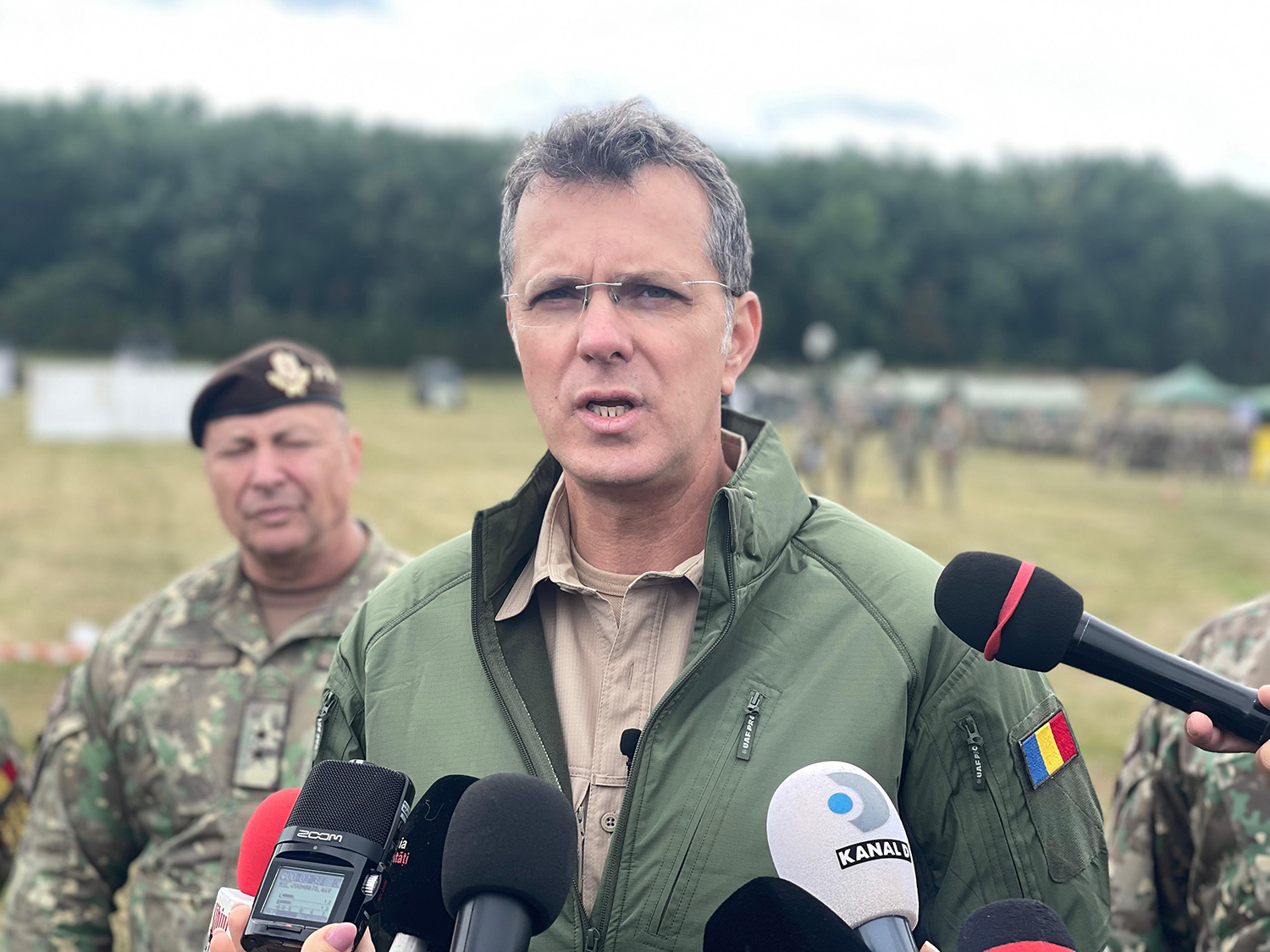 Ionuț Moșteanu și-a depus demisia din funcția de ministru al Apărării Naționale. „Nu vreau ca discuțiile despre formarea mea și greșelile pe care le-am făcut acum mulți ani să-i distragă de la misiunea grea pe cei care conduc acum țara”