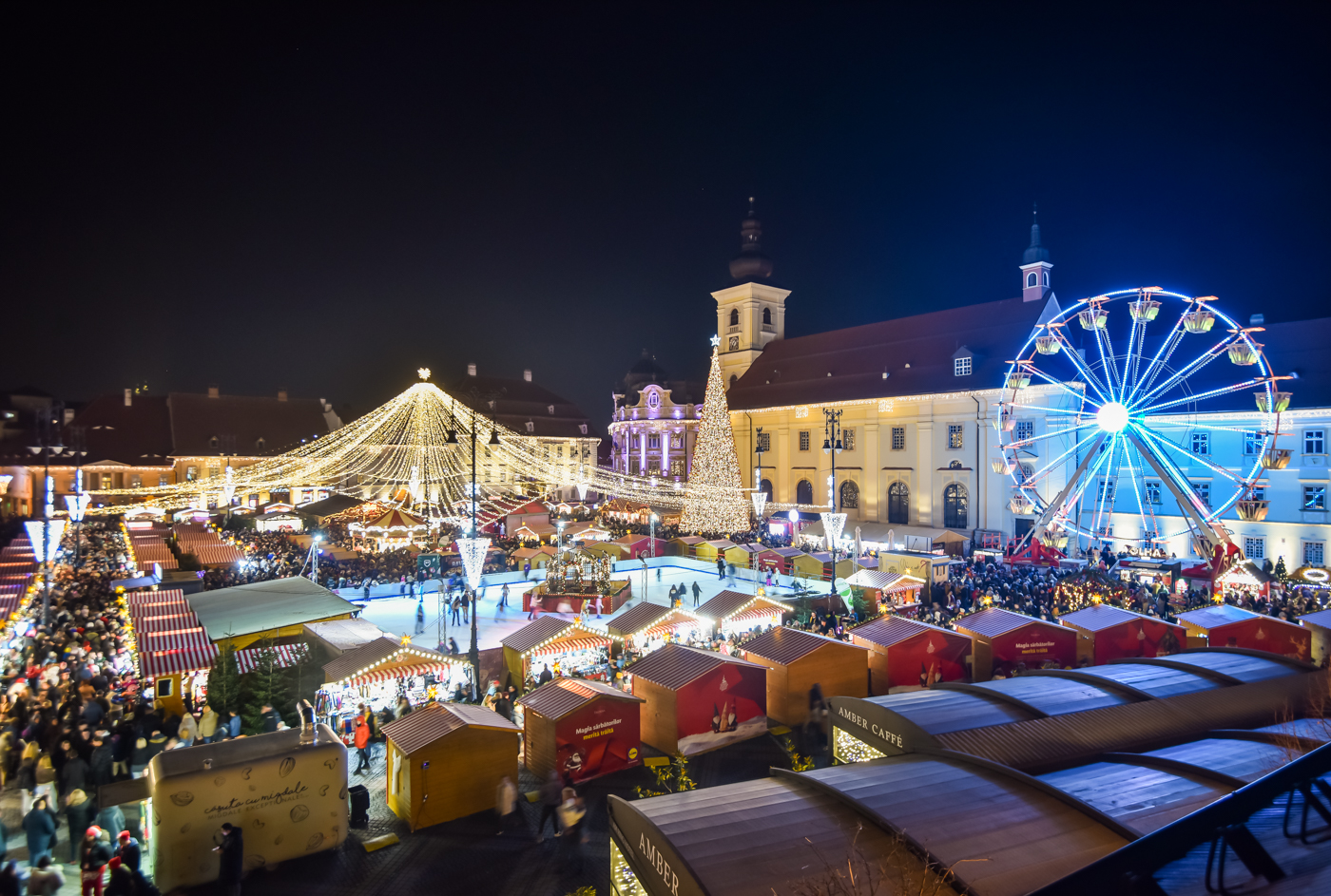 „Bilete de Aur”, la Târgul de Crăciun din Sibiu:  99 de lei - o zi cu acces nelimitat la atracțiile pentru copii, iar banii din vânzări vor fi donați. Happy Hour la căsuțele cu produse alimentare