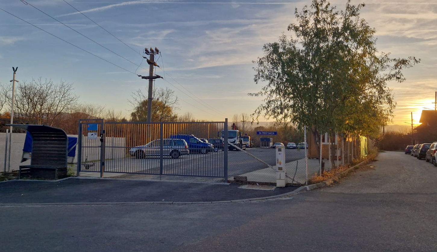 Trei mașini abandonate pe străzile Sibiului au fost ridicate de primărie. Proprietarii au 10 zile să le revendice