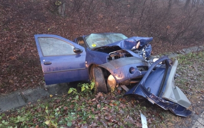 Accident pe drumul dintre Ruși către Slimnic: Un bărbat din Mediaș nu a adaptat viteza la condițiile de mers, a intrat pe contrasens și a lovit o mașină. Echipajele au găsit o persoană încarcerată