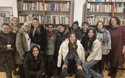 Clubul de lectură multicultural, la Biblioteca Astra, cu participanți din comunitățile ucraineană, chineză, venezueleană, boliviană, din Sri Lanka, Columbia și Letonia