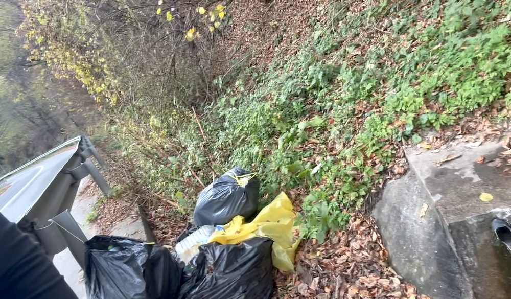 Saci cu gunoaie, aruncați la izvorul de la Sadu, de unde foarte mulți oameni iau apă. Primar: Unii înțeleg că natura trebuie să le fie darnică din toate, iar ei o batjocoresc