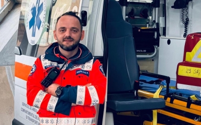 VIDEO | De la ambulanță la TikTok: un om ajută o comunitate. Rareș Gavriloaia a lansat o campanie pentru oamenii singuri și bolnavi. „Nu contează vizualizările. Mă interesează ca mesajul să ajungă unde trebuie”