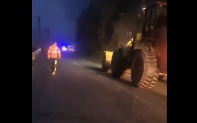 VIDEO Valea Oltului e închisă din cauza unui accident. Tone de seminţe de floarea soarelui s-au împrăștiat pe drum