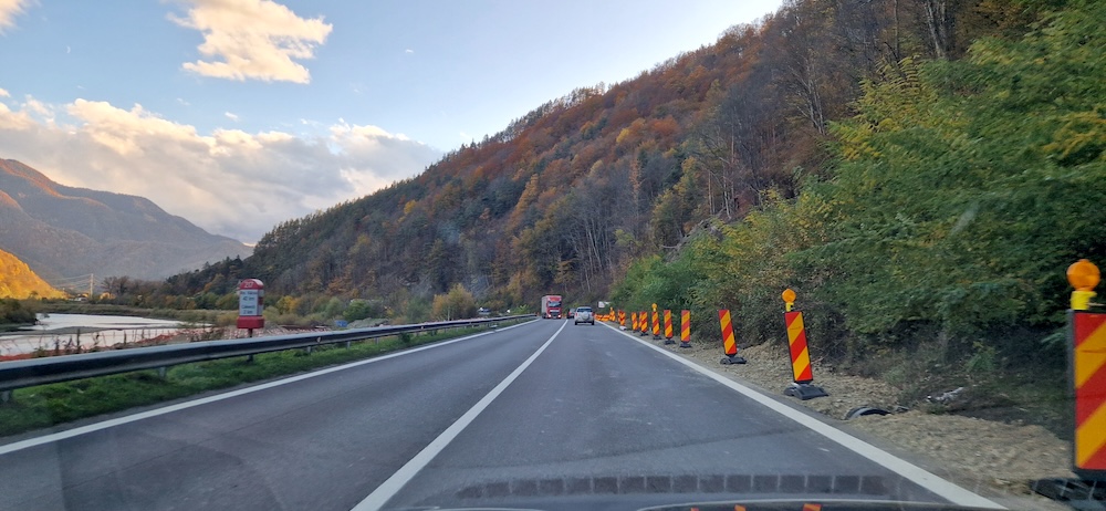 Restricții importante de circulație marți, pe Valea Oltului: Se lucrează în patru locuri, între Sibiu și Rm. Vâlcea