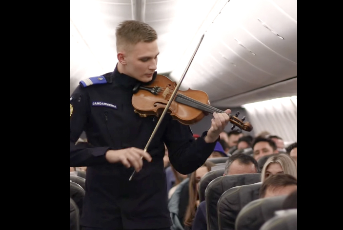 VIDEO Imnul României, interpretat de un jandarm, în avion, la peste 10.000 de metri altitudine. „La mulți ani, România!”