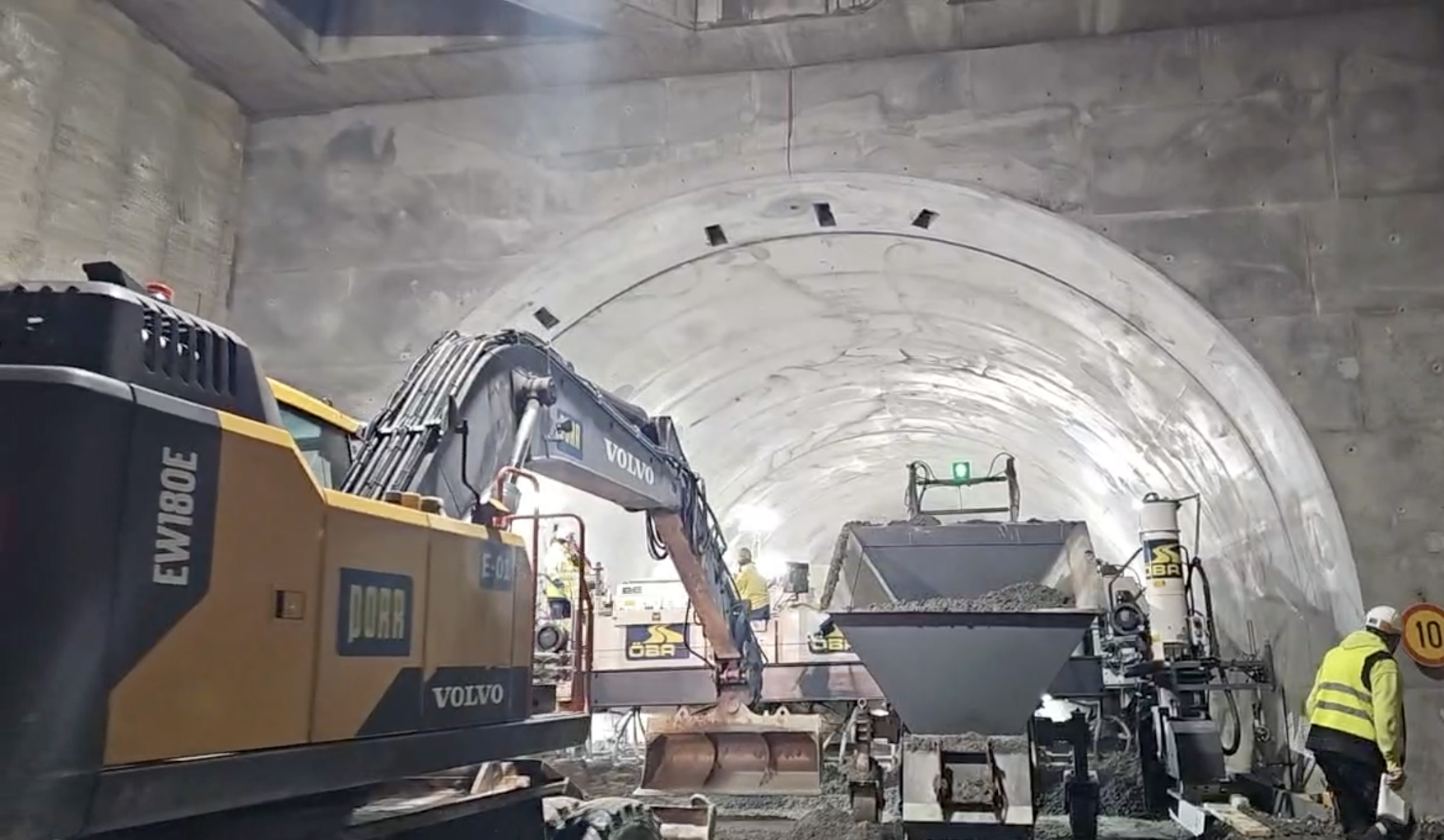 Directorul CNAIR: progresul fizic pe secțiunea 4 a Autostrăzii Sibiu Pitești este de 82%. S-a finalizat turnarea betonului în prima galerie a tunelului Momaia