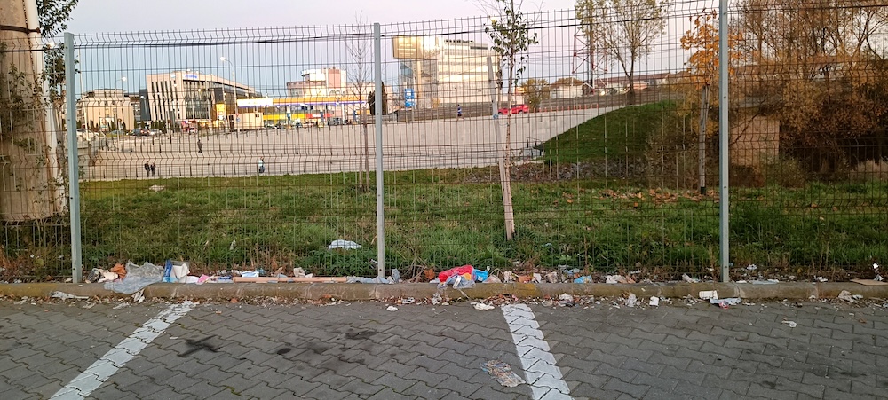 Gunoaie în parcarea Lidl Turnișor. Consilier local: Proprietarul terenului va fi găsit și obligat să-și curețe spațiul
