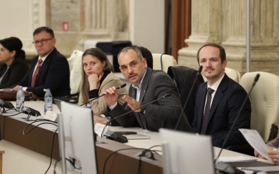 Dezbatere în Parlament privind impozitul minim pe cifra de afaceri și efectele sale asupra mediului de afaceri din România