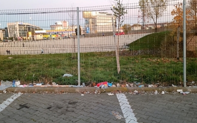 Gunoaie în parcarea Lidl Turnișor. Consilier local: Proprietarul terenului va fi găsit și obligat să-și curețe spațiul