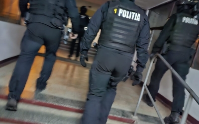 Bărbat reținut după ce ar fi hărțuit și amenințat online fosta iubita. A creat conturi false în care a publicat fotografii, anunțuri de servicii sexuale, cu nr. de telefon și cont bancar