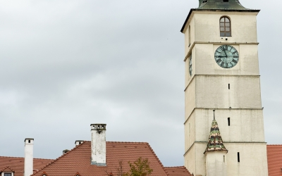 Două asocieri conduse de firme din Cluj și Satu Mare vor să reabiliteze Turnul Sfatului. Ofertele acestora, evaluate până la sfârșitul lunii martie