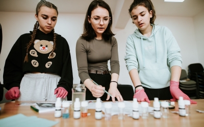 Fundația Comunitară Sibiu anunță deschiderea Fondului Științescu Sibiu. Granturi de 90.000 de lei pentru proiecte despre educație digitală și AI