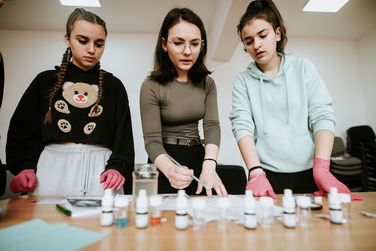 Fundația Comunitară Sibiu anunță deschiderea Fondului Științescu Sibiu. Granturi de 90.000 de lei pentru proiecte despre educație digitală și AI