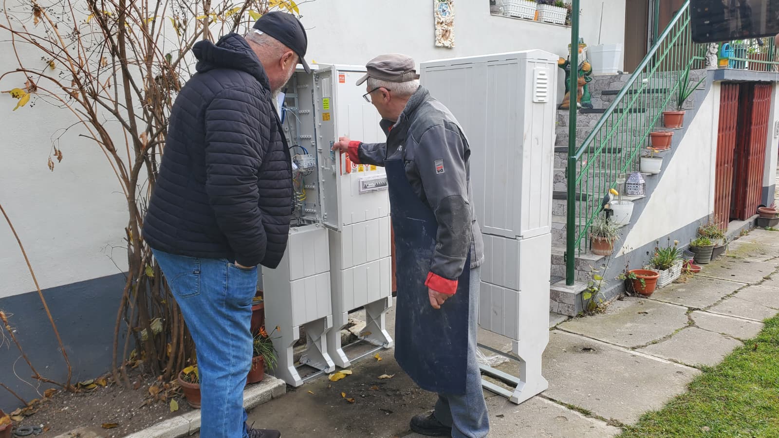 Scandal la Biertan, sit UNESCO: Localnicii s-au opus instalării panourilor electrice de plastic pe fațadele caselor. Lucrările au fost oprite de Direcția de Cultură