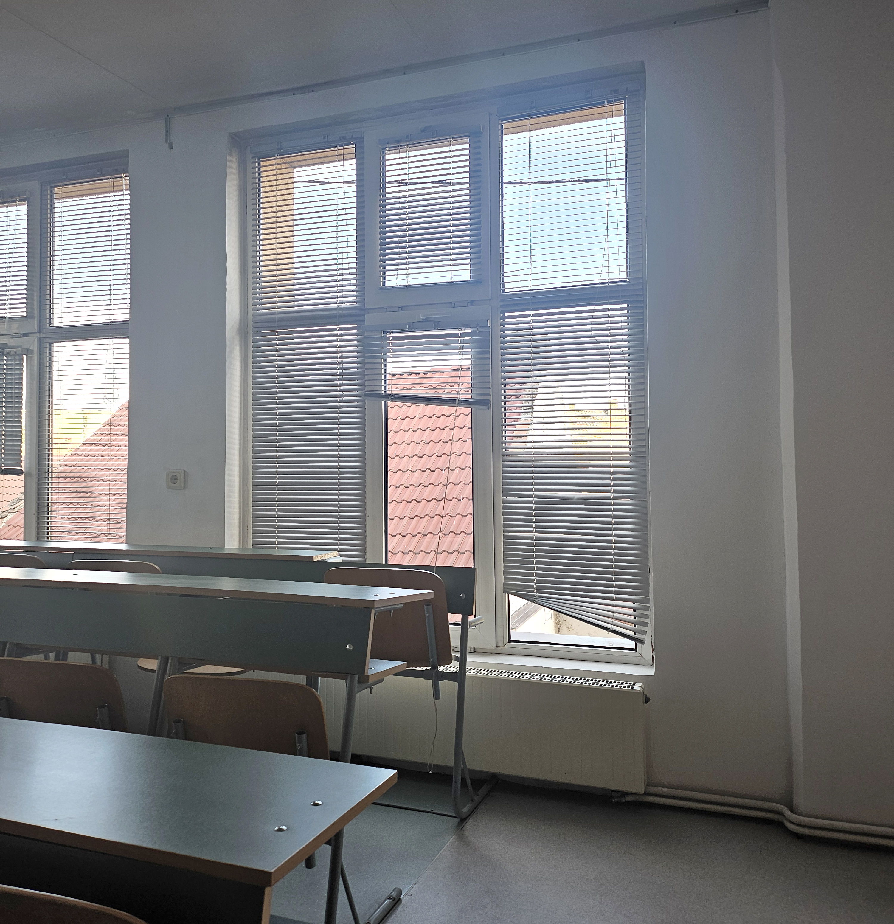 ULBS ia în calcul mutarea studenților de la Jurnalism din sediul de pe Brutarilor. O studentă s-a plâns de condițiile de acolo. „Această clădire nu se află momentan pe lista investițiilor”