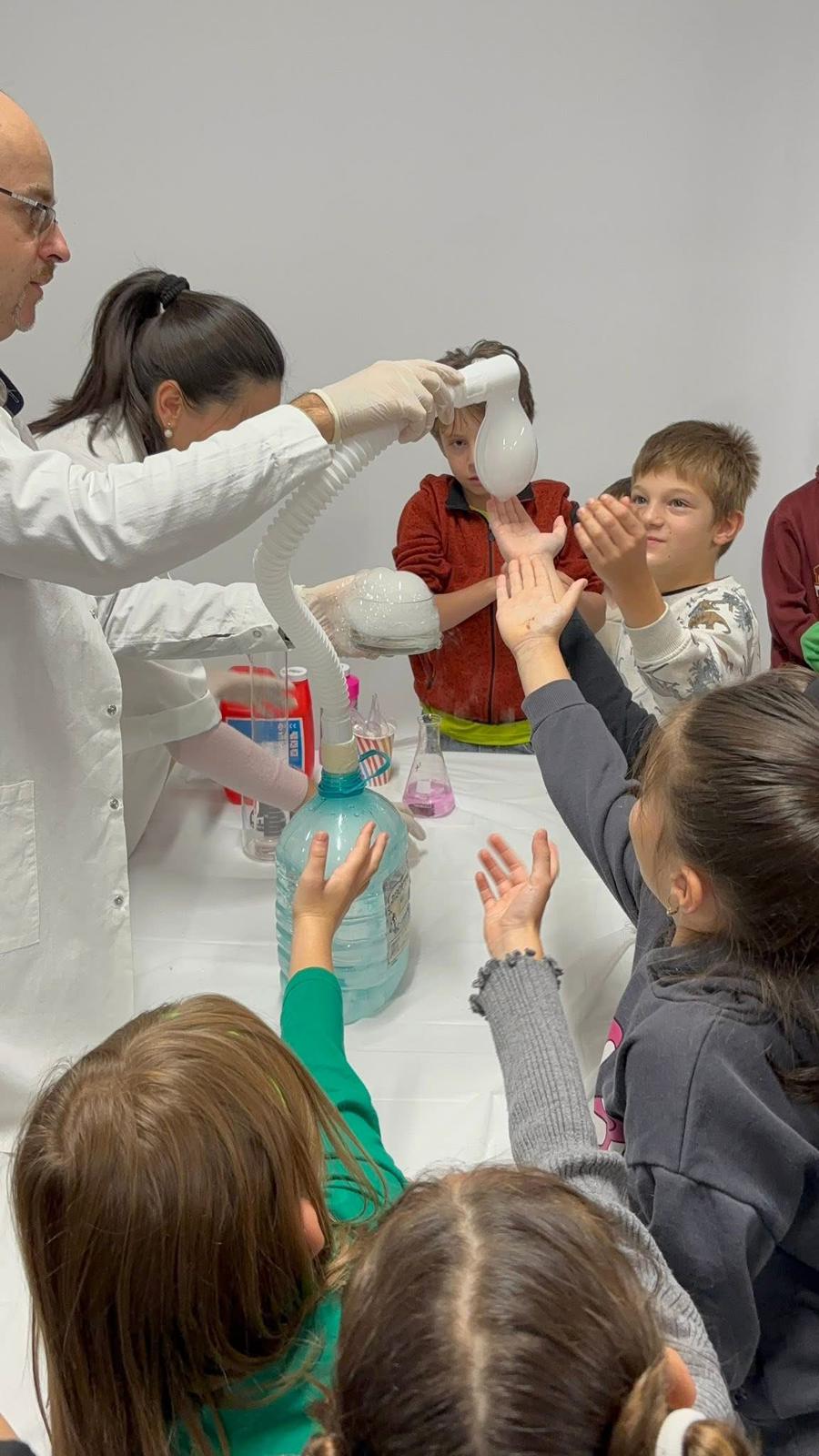 Science Museum invită copiii să exploreze știința prin joc și experimente: ateliere 3D, chimie și curse de mașinuțe în luna noiembrie