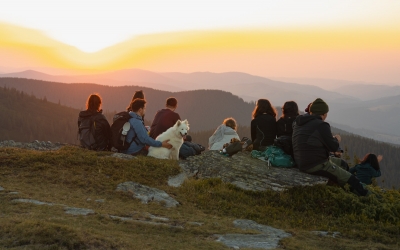 Hopihe, un câine siberian cu nume unguresc, conduce turiștii pe potecile din ”Anii Drumeției”. ”A urmat multe ture organizate în Munții Făgăraș și pe Via Transilvanica”