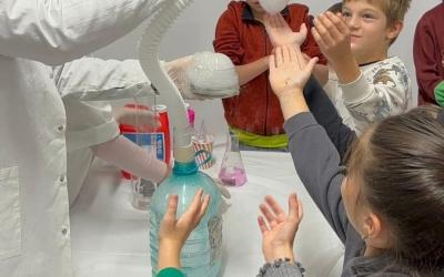 Science Museum invită copiii să exploreze știința prin joc și experimente: ateliere 3D, chimie și curse de mașinuțe în luna noiembrie