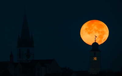 „Superluna castorului”, surprinsă în fotografii, la Sibiu. „Chiar dacă norii erau cât pe ce să încurce vizibilitatea, până la urmă natura a oferit un spectacol deosebit”
