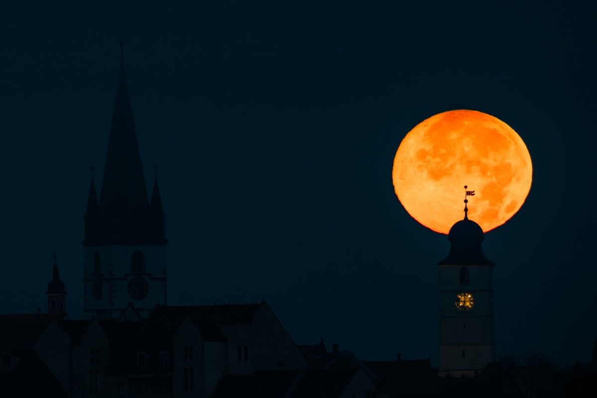 „Superluna castorului”, surprinsă în fotografii, la Sibiu. „Chiar dacă norii erau cât pe ce să încurce vizibilitatea, până la urmă natura a oferit un spectacol deosebit”