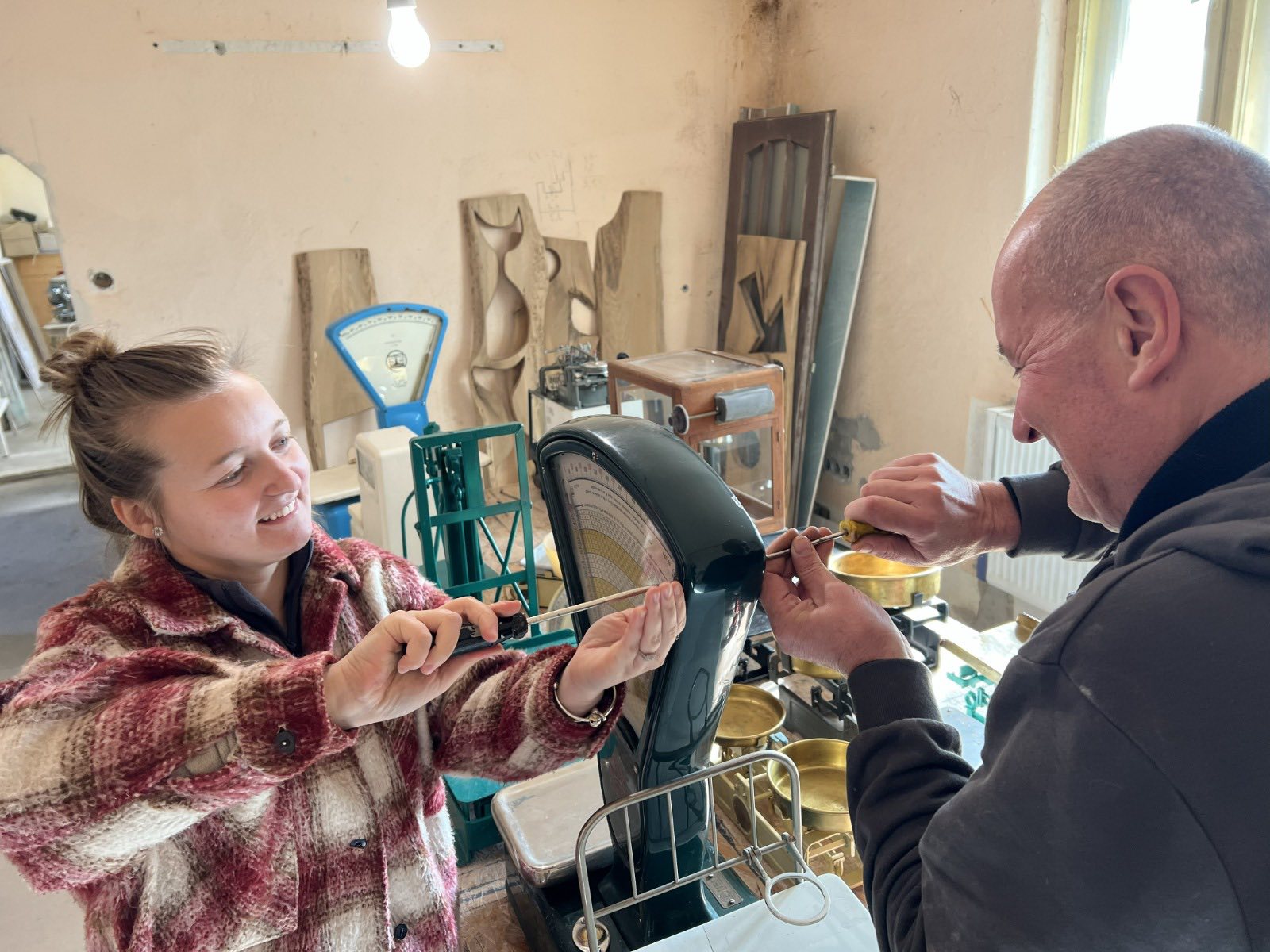 CJ Sibiu: Tată şi fiică, ultimii restauratori ai cântarelor „Balanţa”