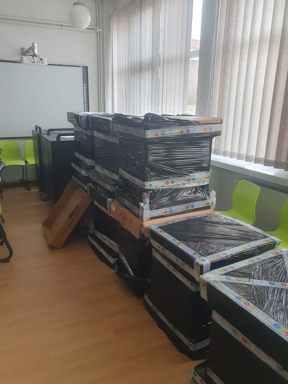 Se distribuie echipamente pentru laboratoarele de informatică din unitățile de învățământ medieșene