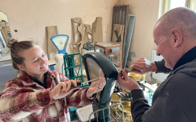 CJ Sibiu: Tată şi fiică, ultimii restauratori ai cântarelor „Balanţa”