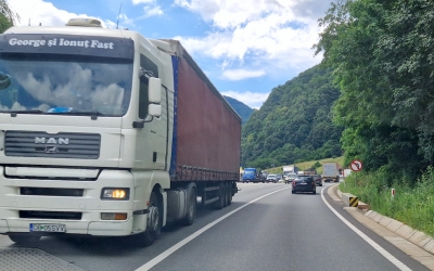 Accident în lanț pe DN7, în zona Călimănești. Poliția: Circulația rutieră este afectată